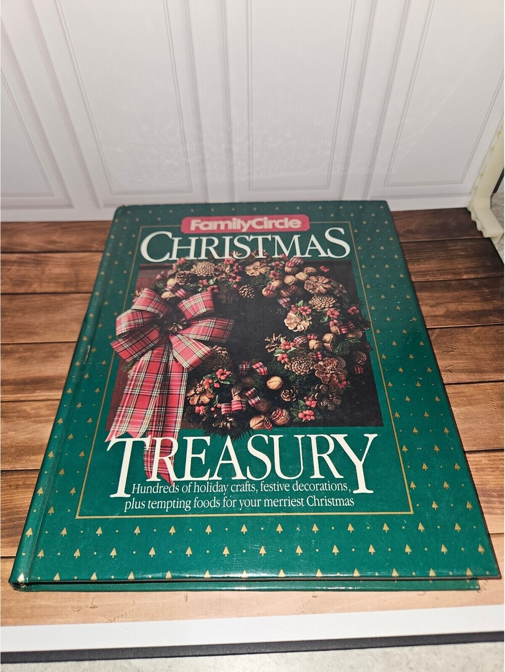 Family Circle Christmas Treasury Holiday Crafts and Decorations Book